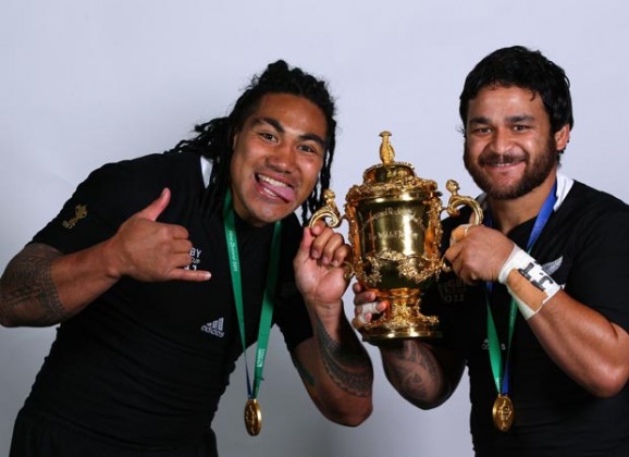  Ma'a Nonu and Piri Weepu with the Webb Ellis trophy