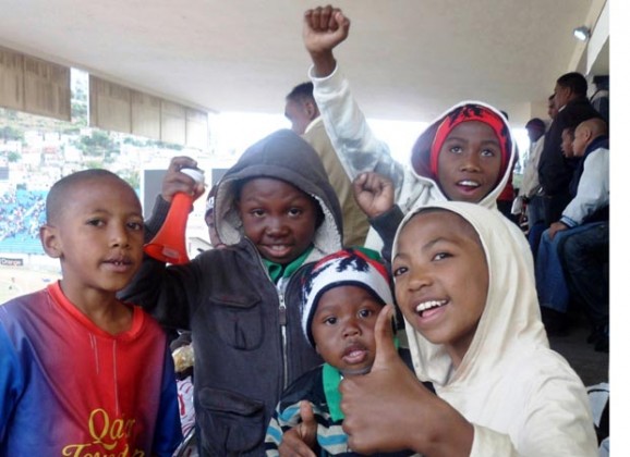 Young Kenyan fans