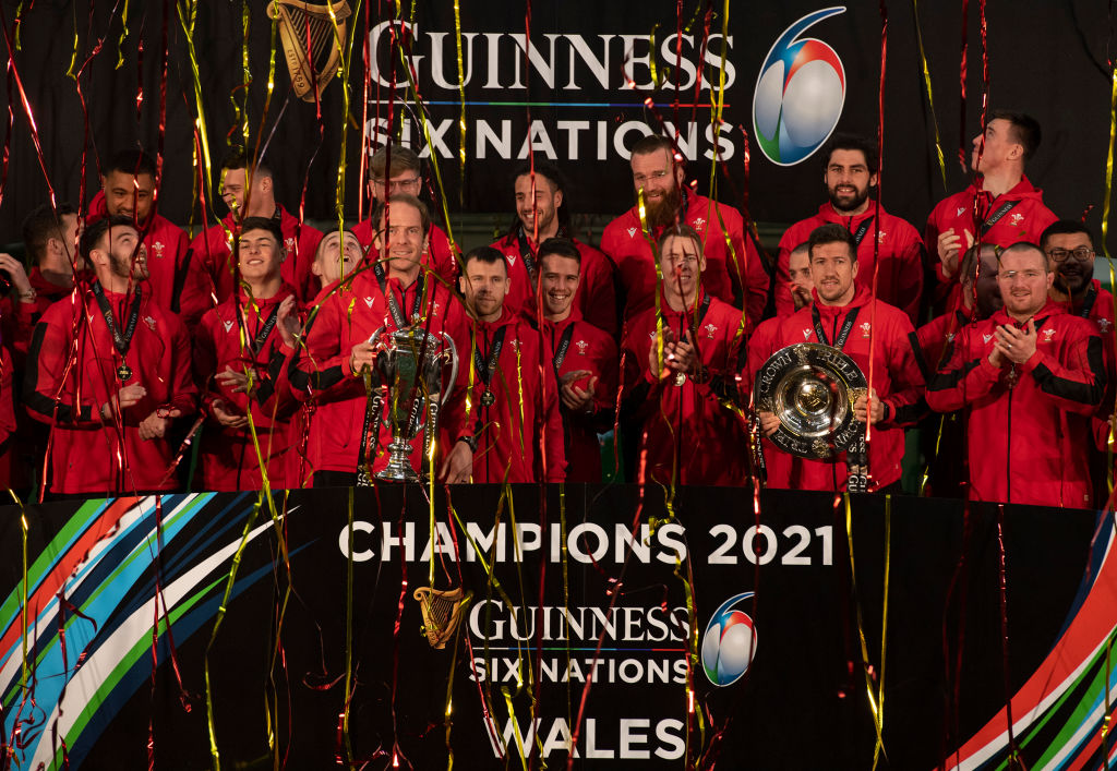 Alun Wyn Jones lifts the Six Nations trophy