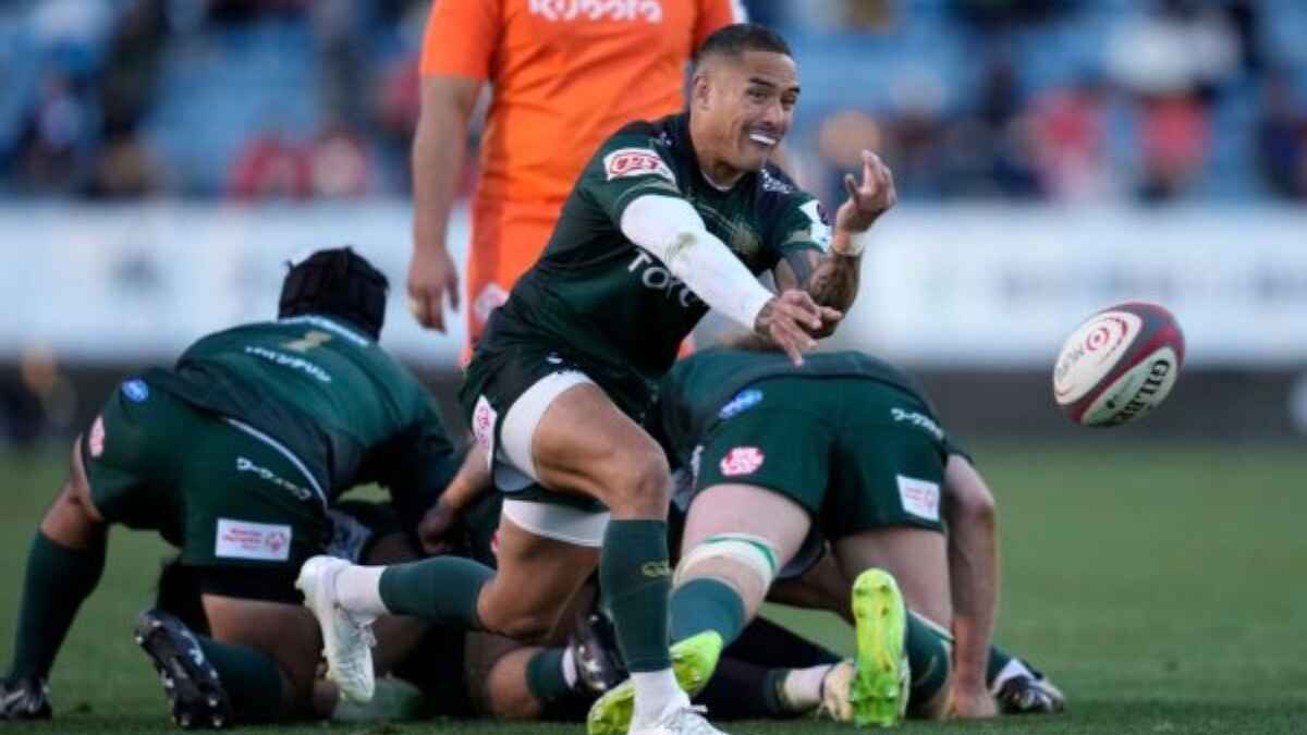 TOKYO, JAPAN - DECEMBER 22: Aaron Smith of Toyota Verblitz passes the ball during the NTT Japan Rugby League One match between Kubota Spears Funabashi Tokyo-Bay v Toyota Verblitz at Prince Chichibu Memorial Rugby Ground on December 22, 2024 in Tokyo, Japan. (Photo by Toru Hanai/Getty Images)