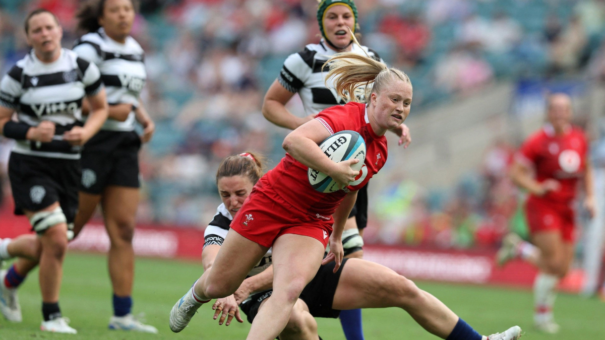 Seren Lockwood goes over for Wales