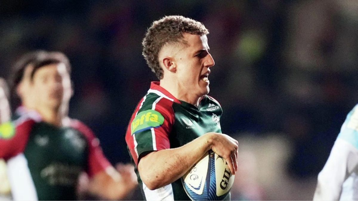 Billy Searle on his way to scoring for Leicester Tigers