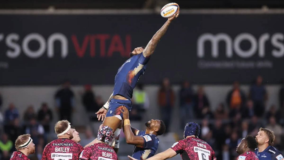 Courtney Lawes wins lineout ball for Sale Sharks