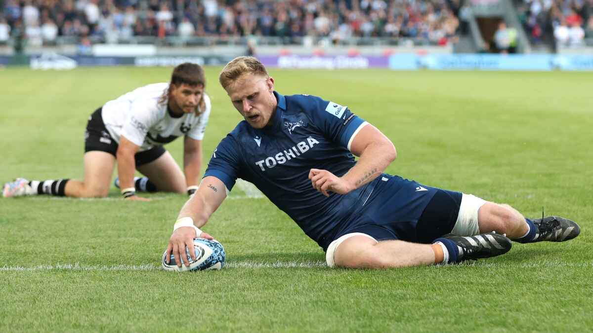 Sale Sharks No.8 Dan du Preez