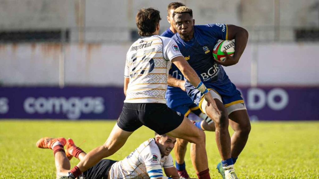 Dion Khumalo takes on the defence