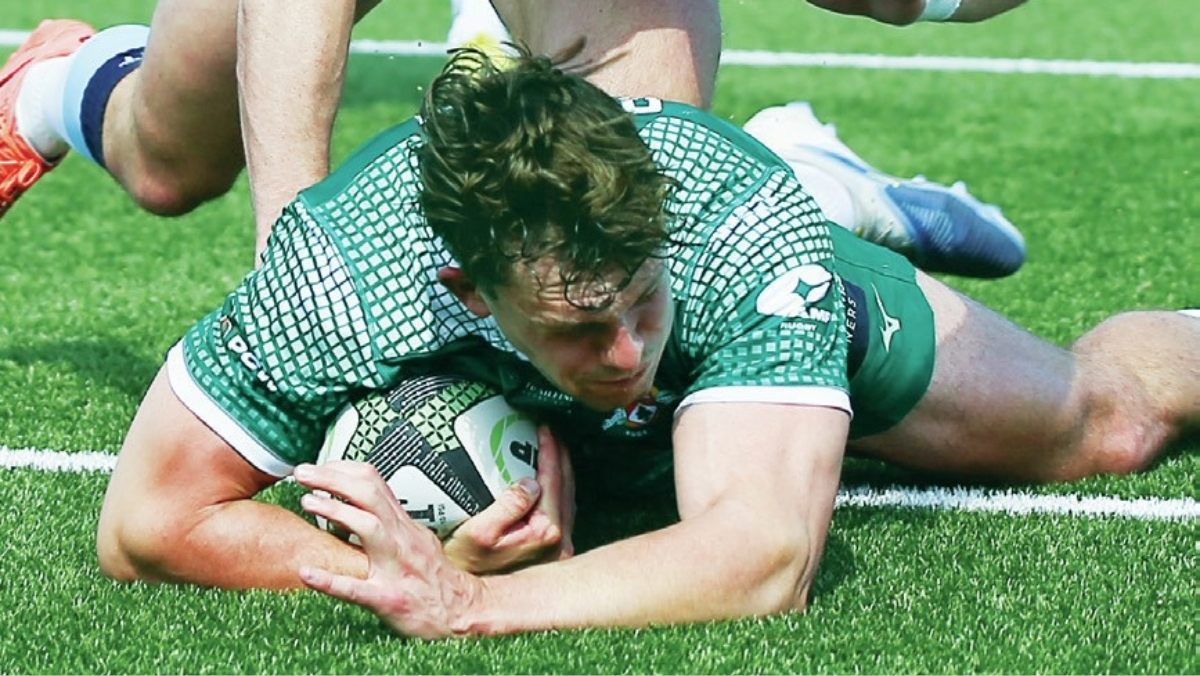Ealing Trailfinders’ Geordie Gwynn scores despite the attention of Bedford Blues’ George Worth