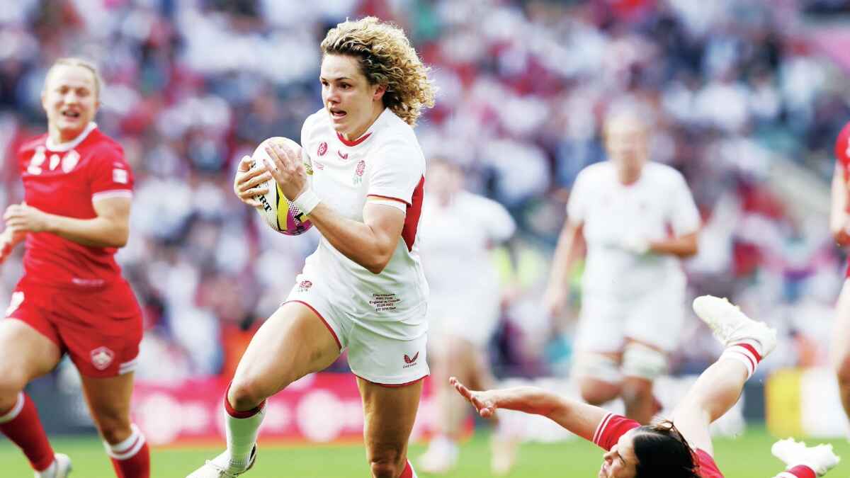 Ellie Kildunne gets the first try for England