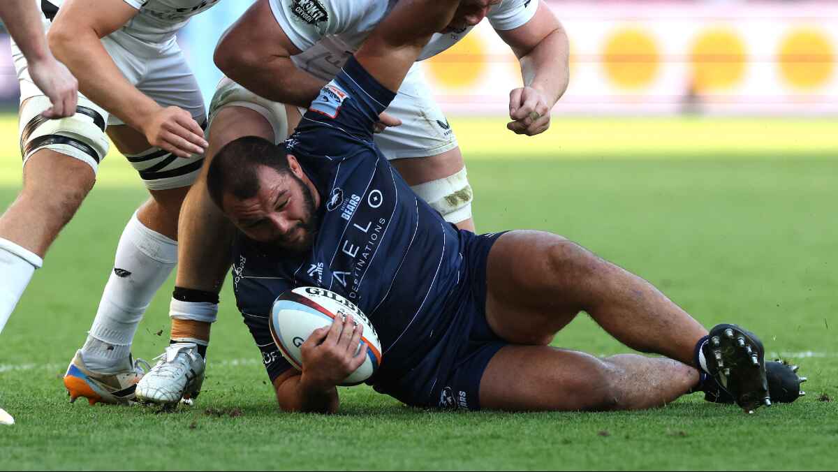 Ellis Genge is isolated, but is “being strong” to make it harder for the Bath players to win the ball