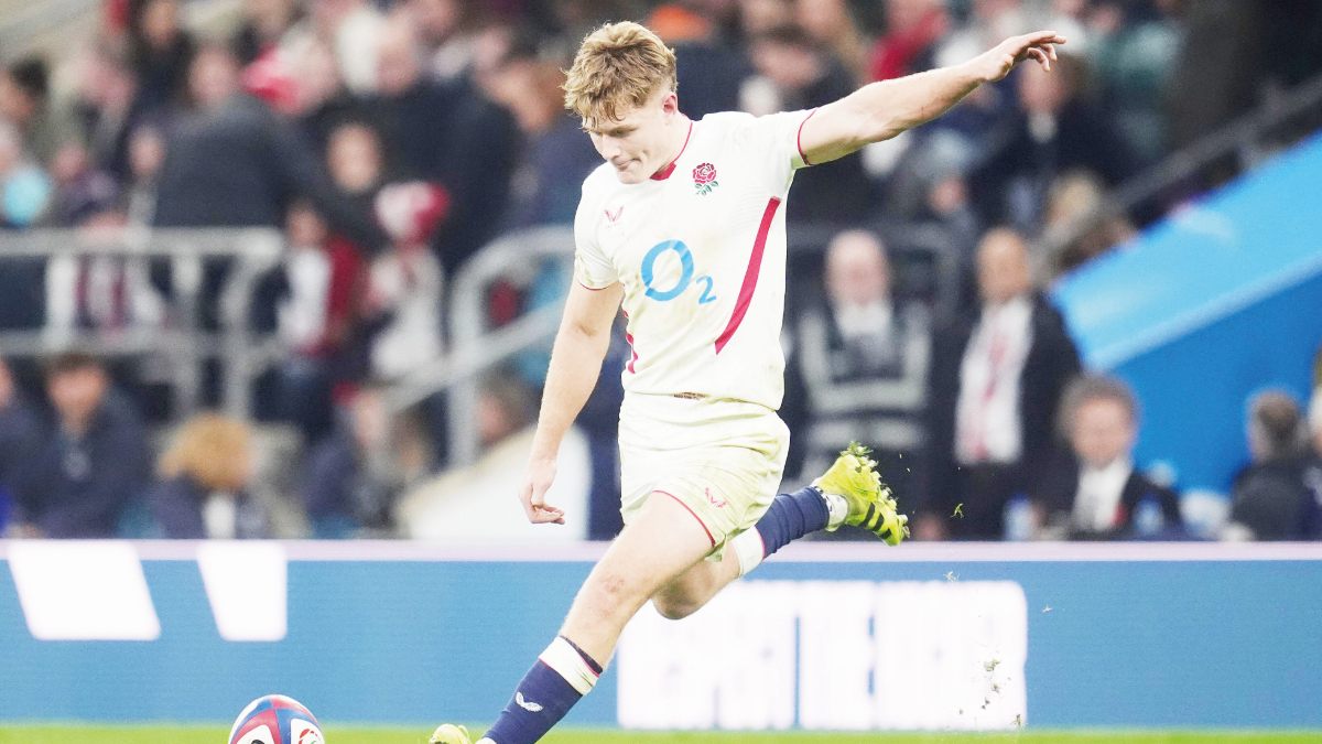 Fin Smith takes aim for England