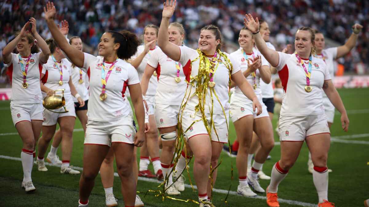 England wave to fans on lap of honour