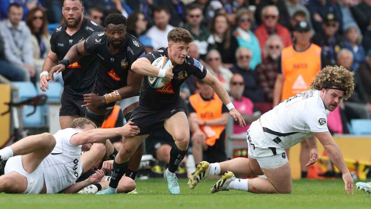 Stephen Varney on the attack for Exeter Chiefs against Bath