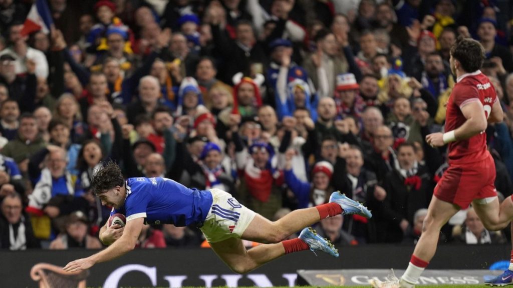Fabien Brau-Boirie scores a try for France