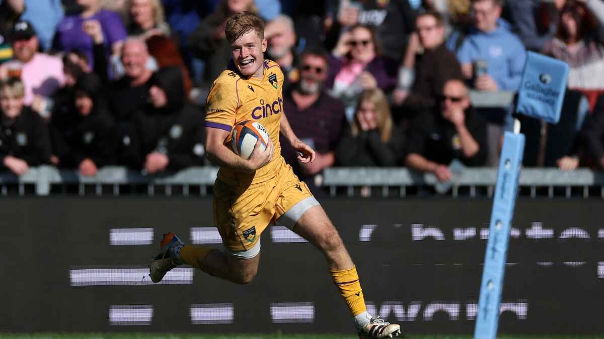 Fin Smith goes over to score the winner for Northampton Saints