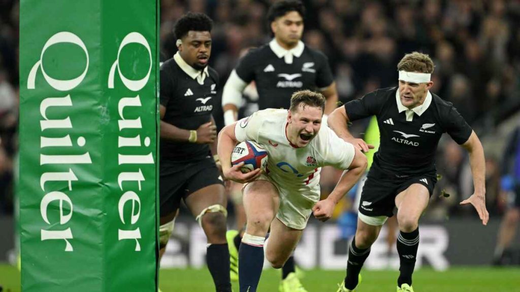 Fraser Dingwall runs in for England's third try