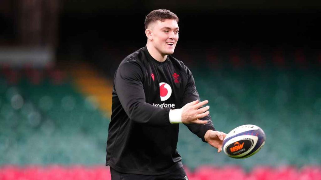 Freddie Thomas throws a ball