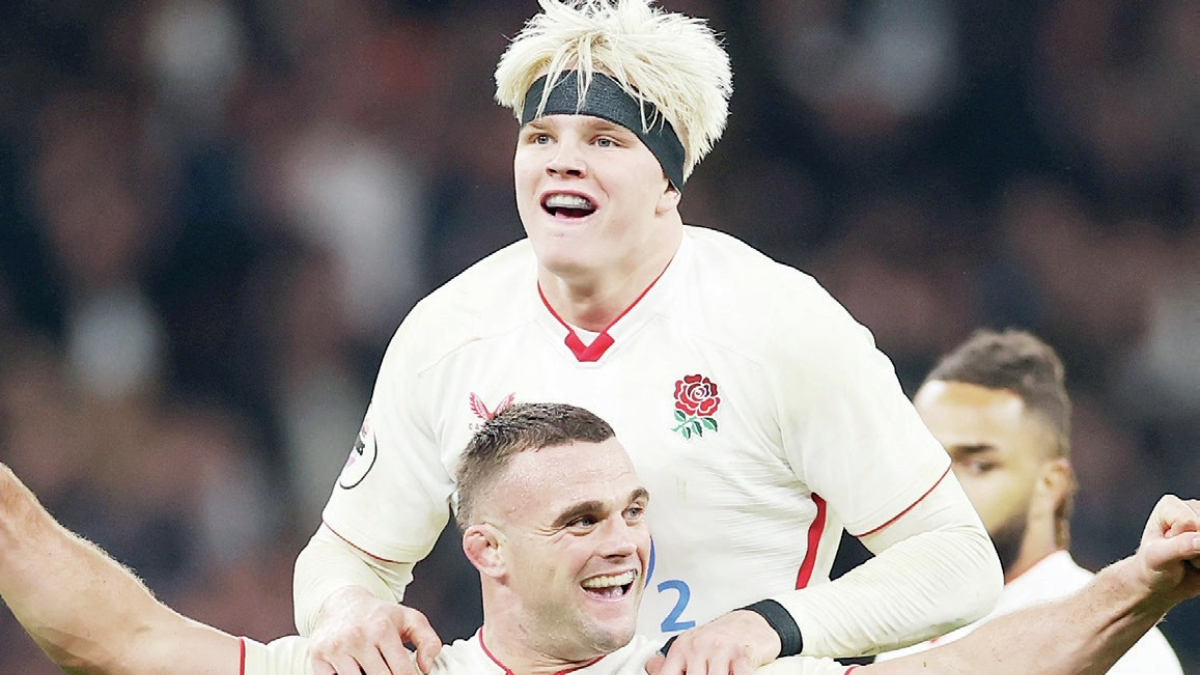 Ben Earl, front, and Henry Pollock celebrate England’s victory over the All Blacks yesterday.