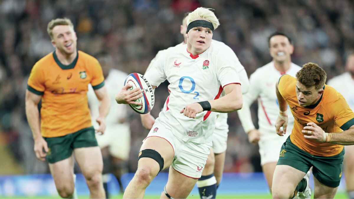 Henry Pollock breaks through for the second England try