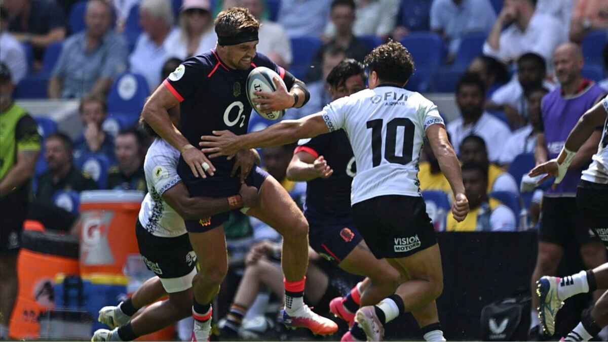 Henry Slade in action against Fiji for England