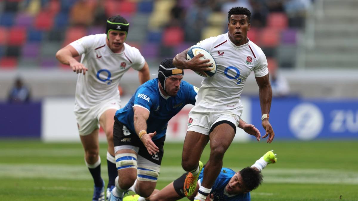 Immanuel Feyi-Waboso on the attack for England against Argentina.