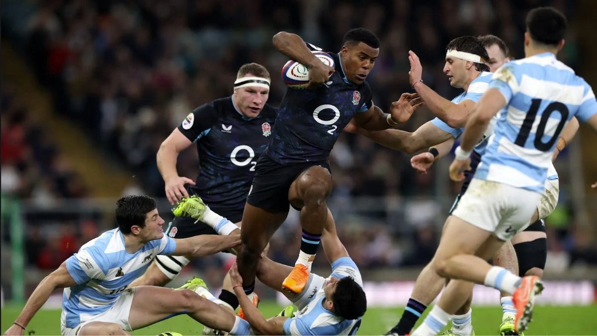 Immanuel Feyi-Waboso on the attack for England against Argentina last autumn.