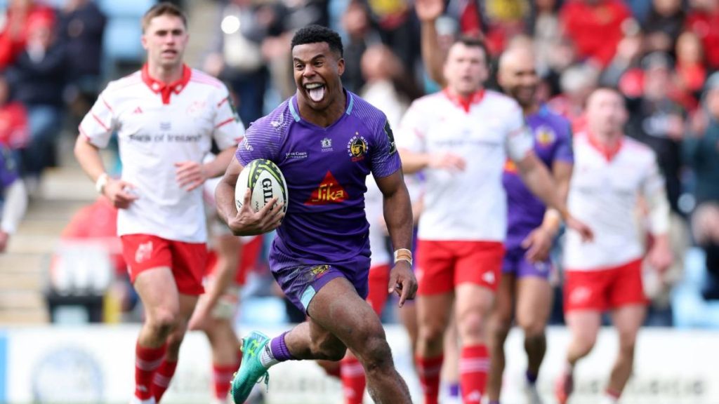 Immanuel Feyi-Waboso breaks to score Exeter Chiefs' fourth try