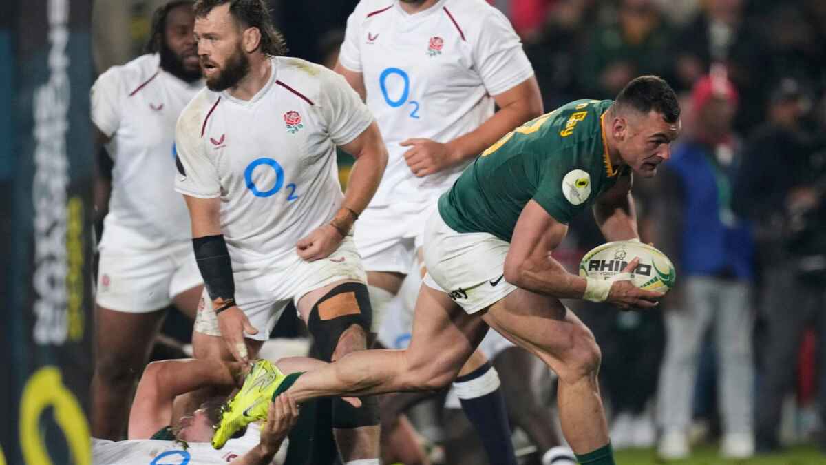South Africa’s Jesse Kriel scores against England