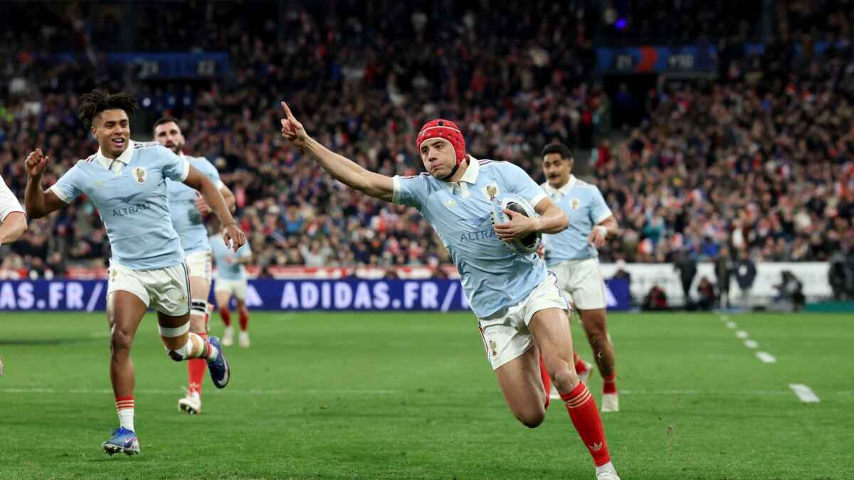 France’s Louis Bielle-Biarrey goes over for his first try against England