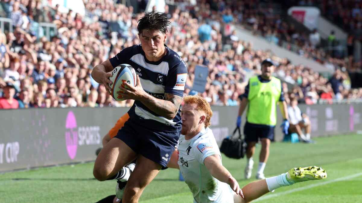 Louis Rees-Zammit speeds past George Hendy to score for Bristol Bears