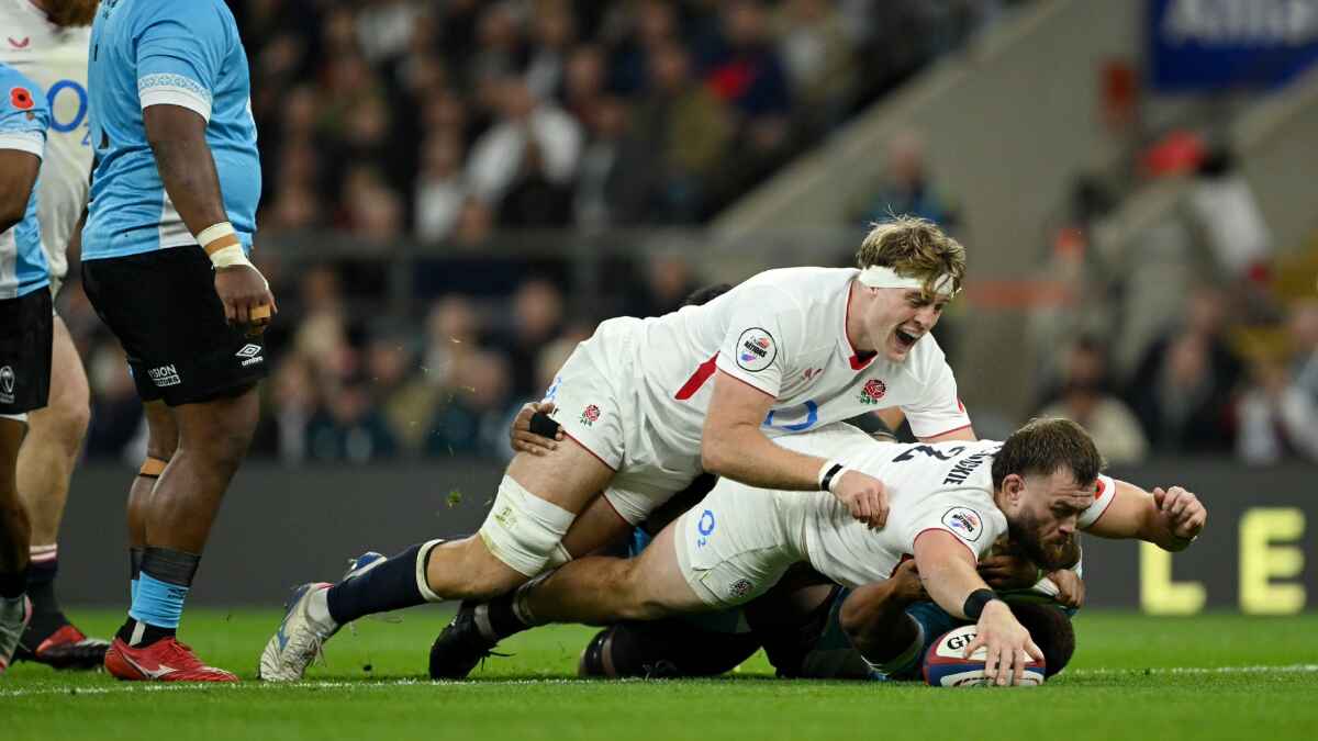 Luke Cowan-Dickie scores the opening try for England
