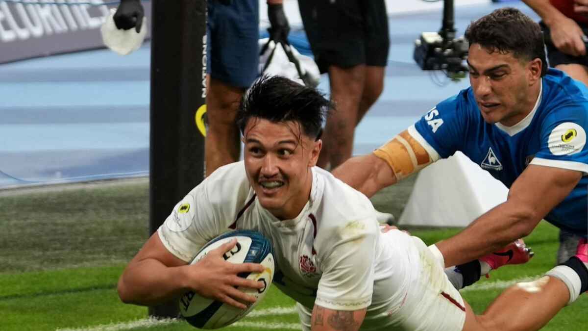Marcus Smith dives in to score England’s fourth try
