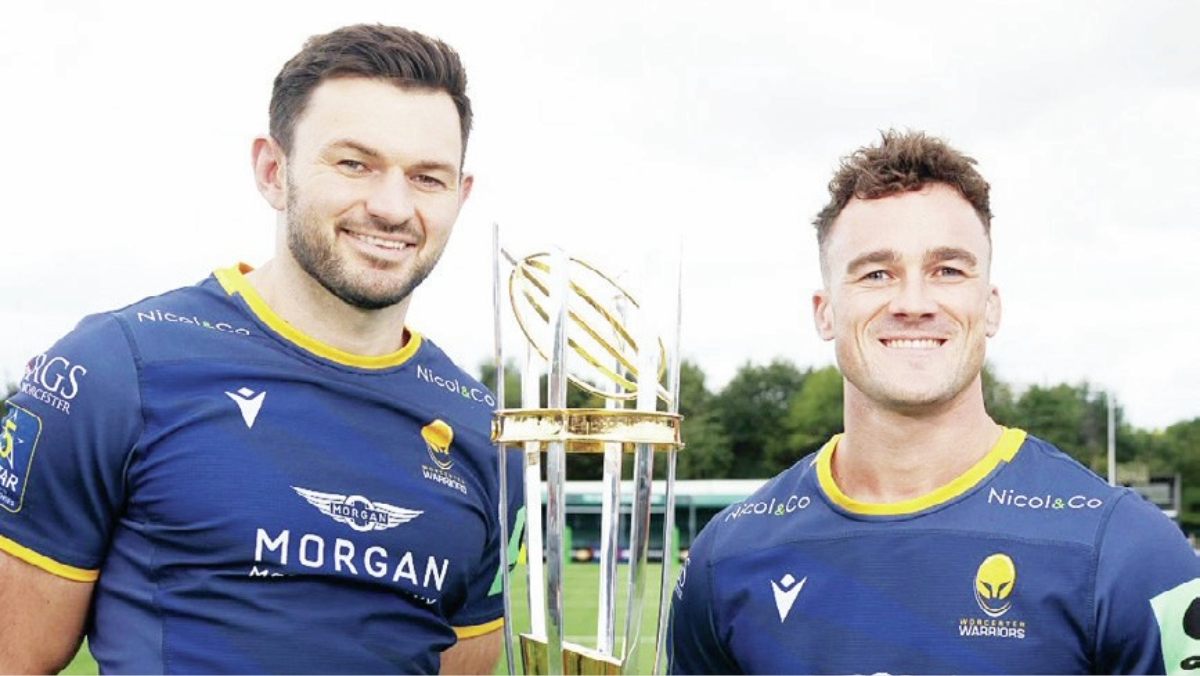 Worcester Warriors No.8 Matt Rogerson, left