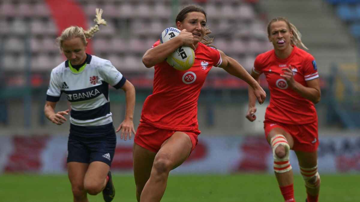 Natalia Pamieta on the way to scoring a try for Poland against Czechia