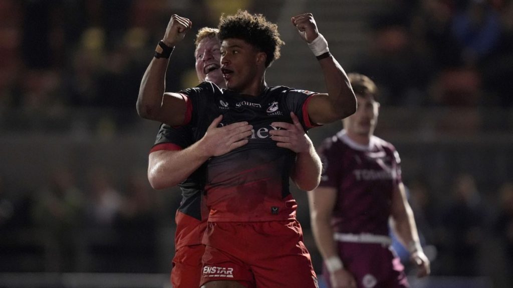 Saracens' Noah Caluori (front) celebrates with Rhys Carre after scoring