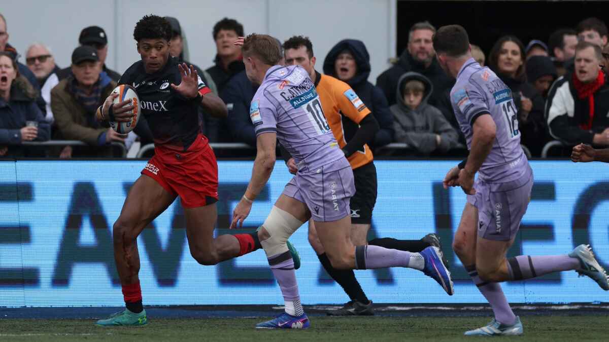 Saracens flyer Noah Caluori on the attack in front of fans at StoneX stadium