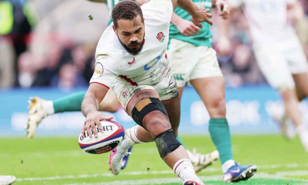 Ollie Lawrence scoring for England against Ireland yesterday