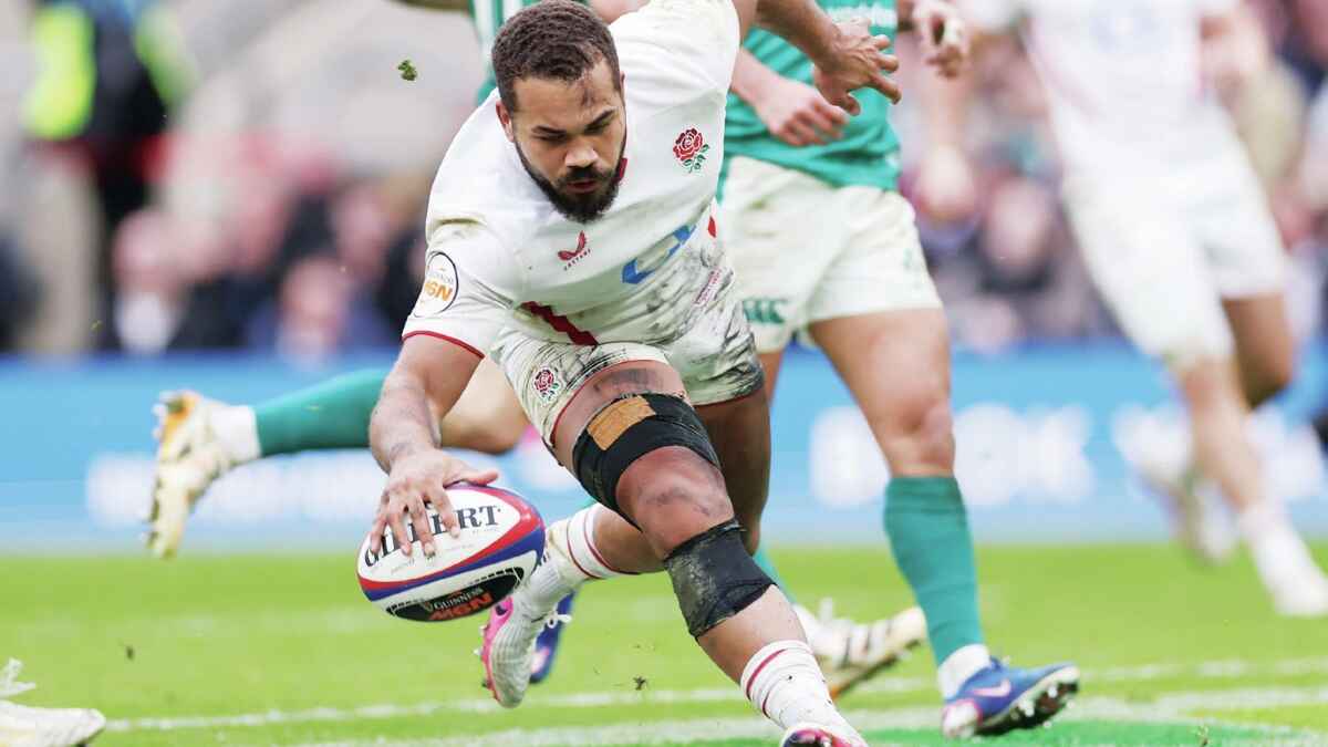 Ollie Lawrence scoring for England against Ireland yesterday