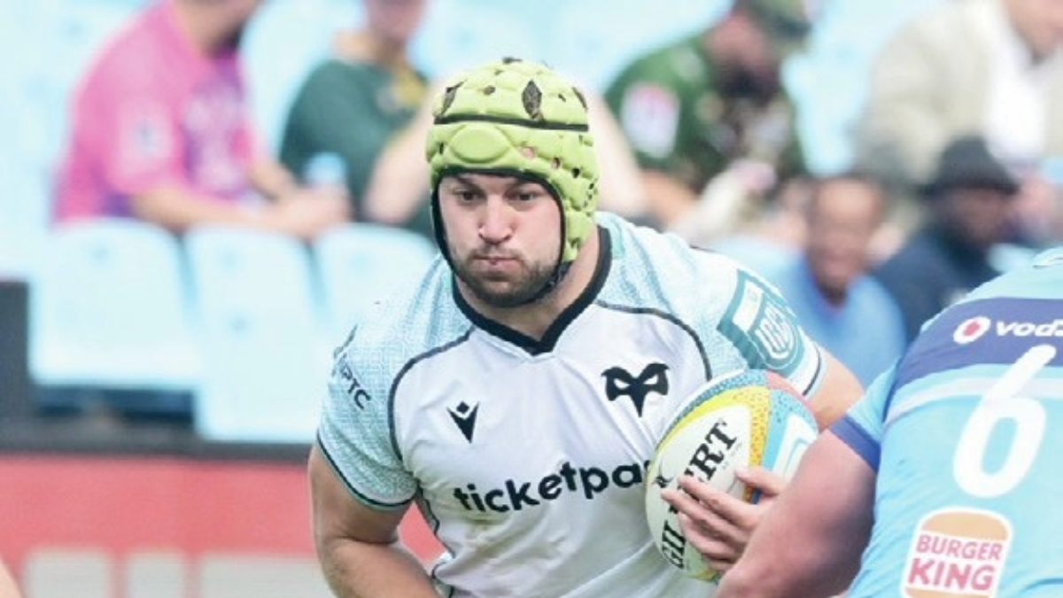 Harri Deaves on the attack for Ospreys