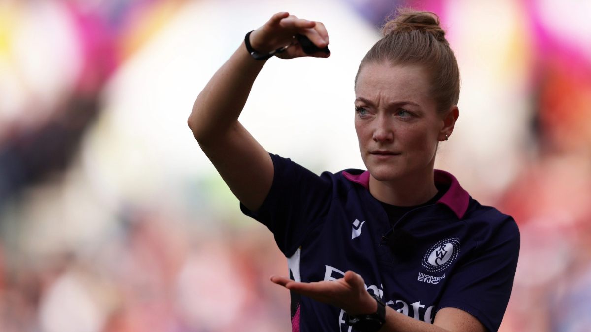 Referee Hollie Davidson