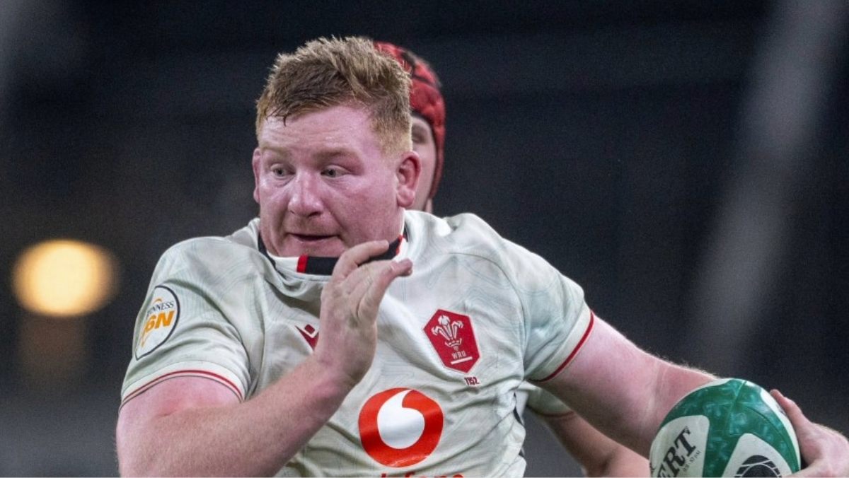 Rhys Carre on his way to scoring for Wales in the Six Nations