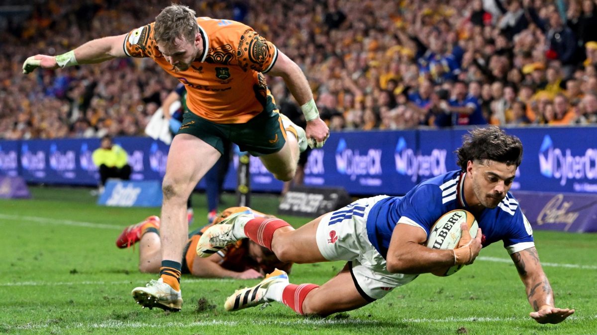 Romain Ntamack goes over for France