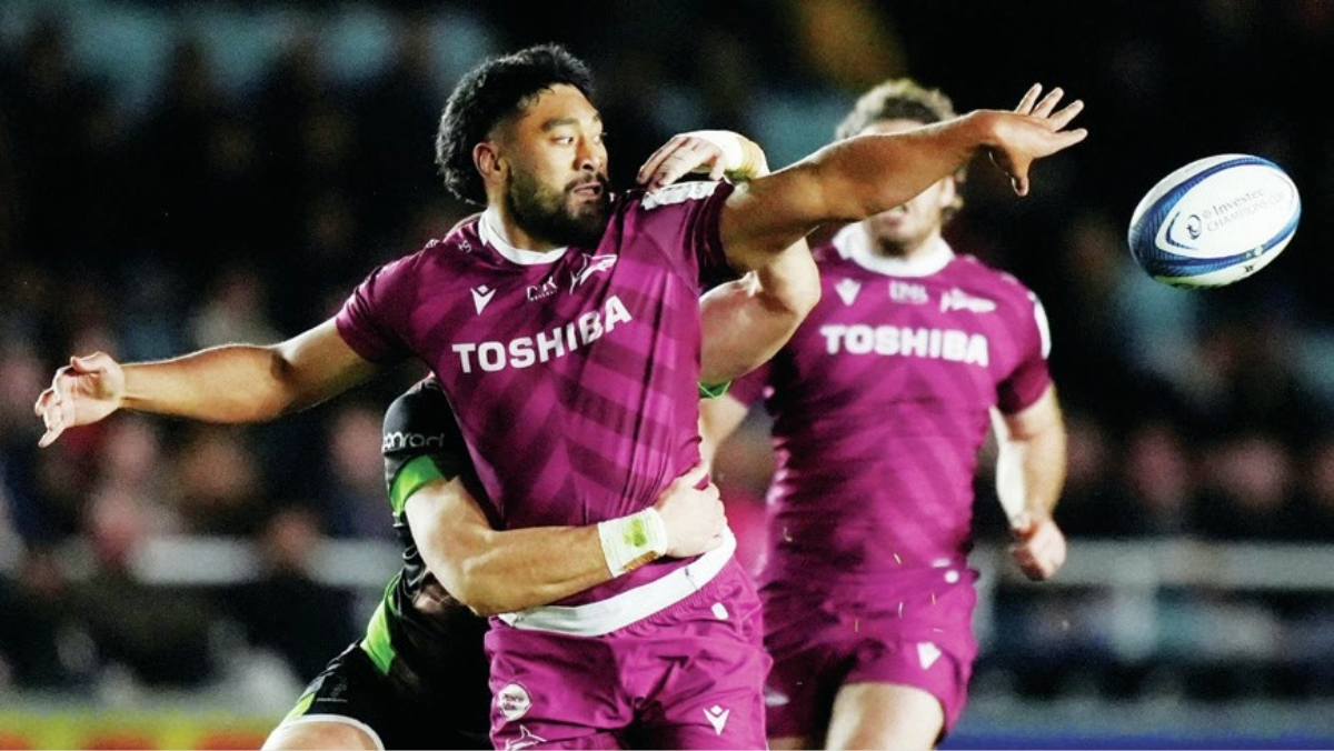 Sale Sharks centre Rekeiti Ma’asi-White offloads