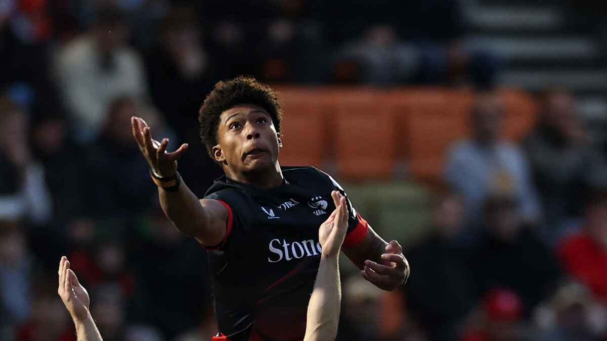 Noah Caluori jumps to win the ball against Gus Warr