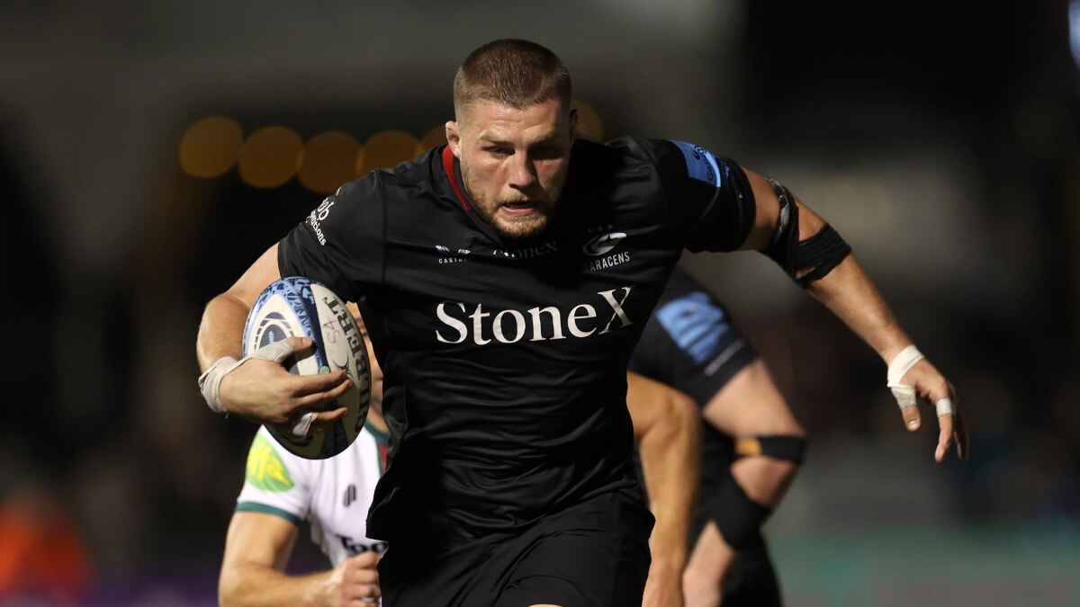 Tom Willis on the charge for Saracens against Leicester Tigers last season