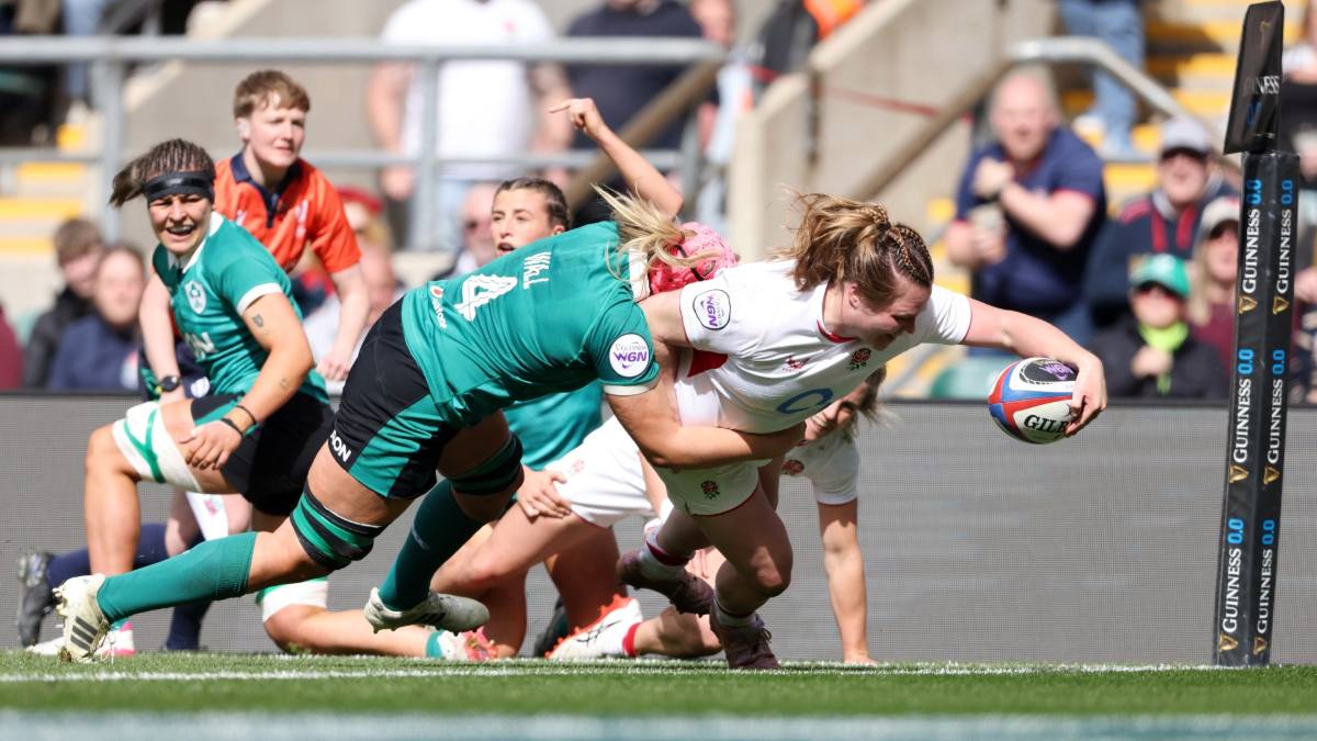 England’s Sarah Bern goes over for her second try