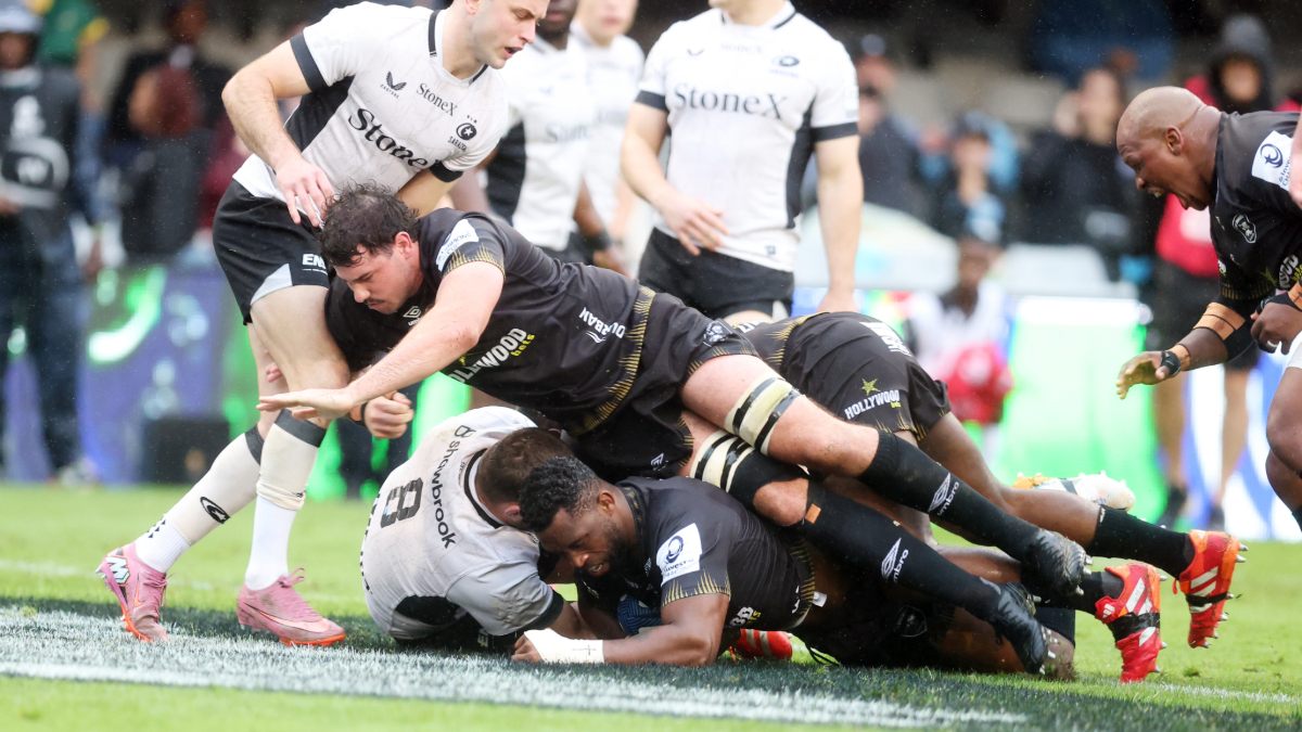Siya Kolisi goes over for The Sharks’ opening try against Saracens