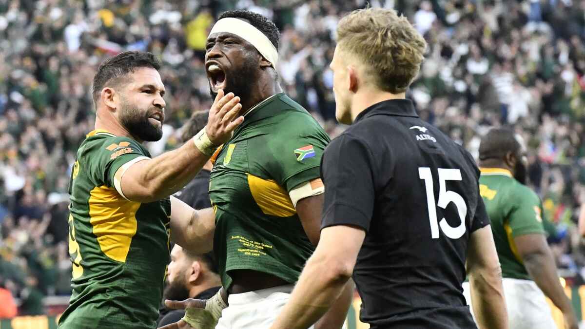 Siya Kolisi of South Africa scores a try