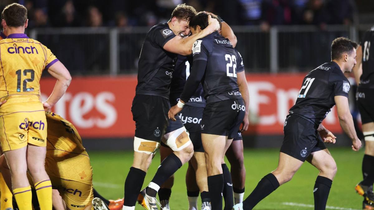 Bath’s Ted Hill celebrates scoring Bath’s decisive try with Santi Carreras