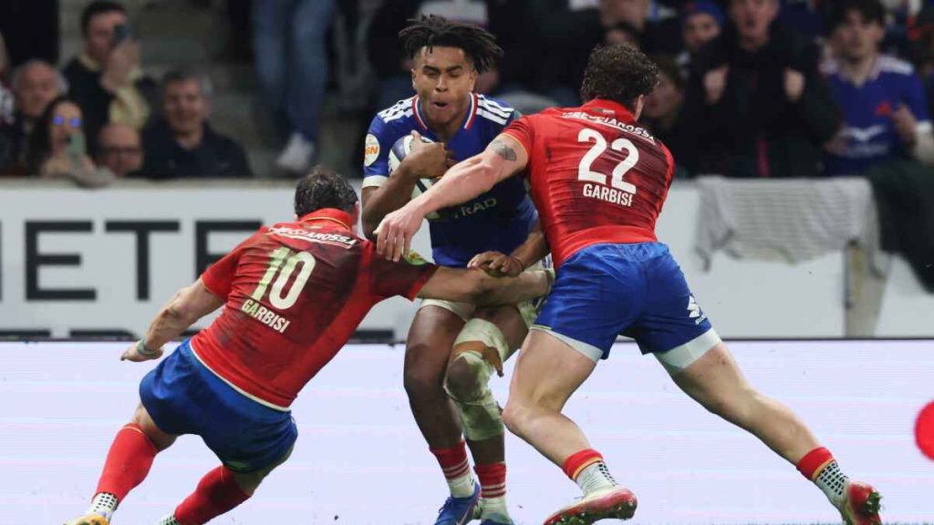 Théo Attissogbe, centre, is challenged by Paolo and Alessandro Garbisi during France's victory in Lille.