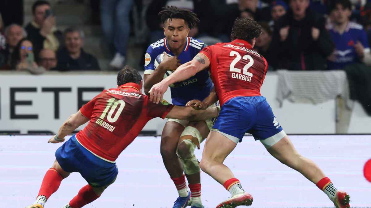 Théo Attissogbe, centre, is challenged by Paolo and Alessandro Garbisi during France’s victory in Lille.