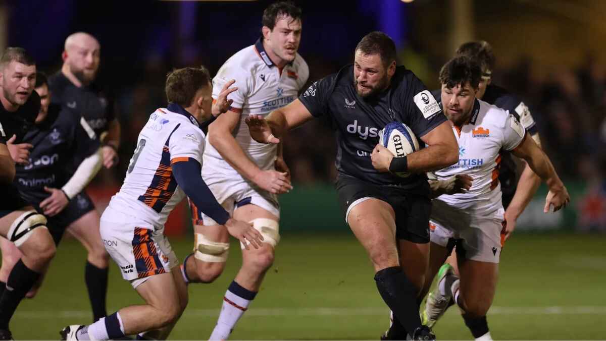 Bath prop Thomas du Toit on the attack